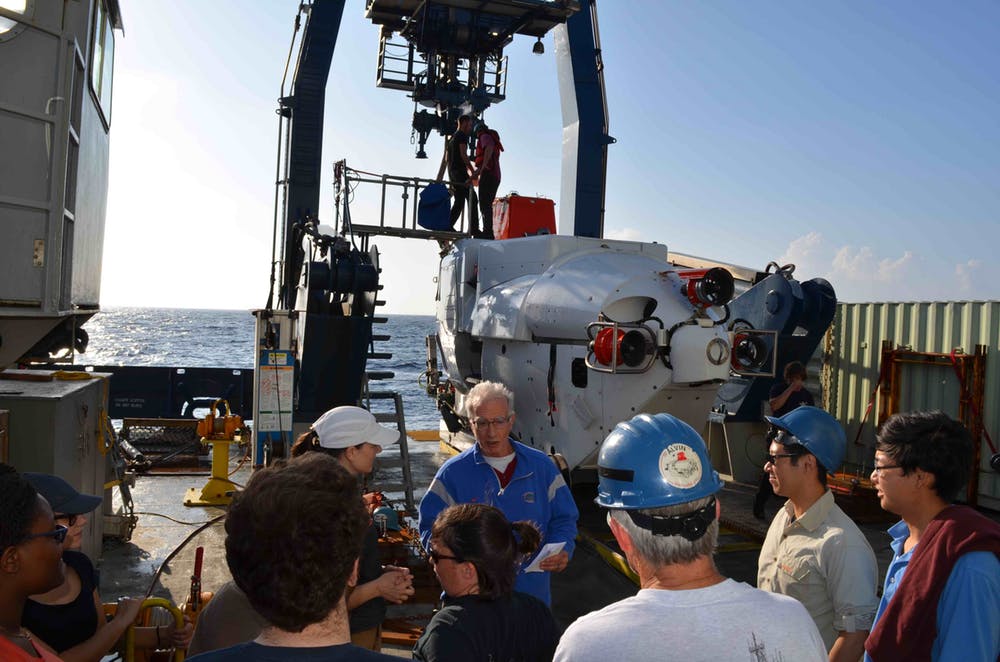 Dr. Michael Perfit describes observations from an Alivin Dive. Phot ny Daniel Formari, CC By-ND